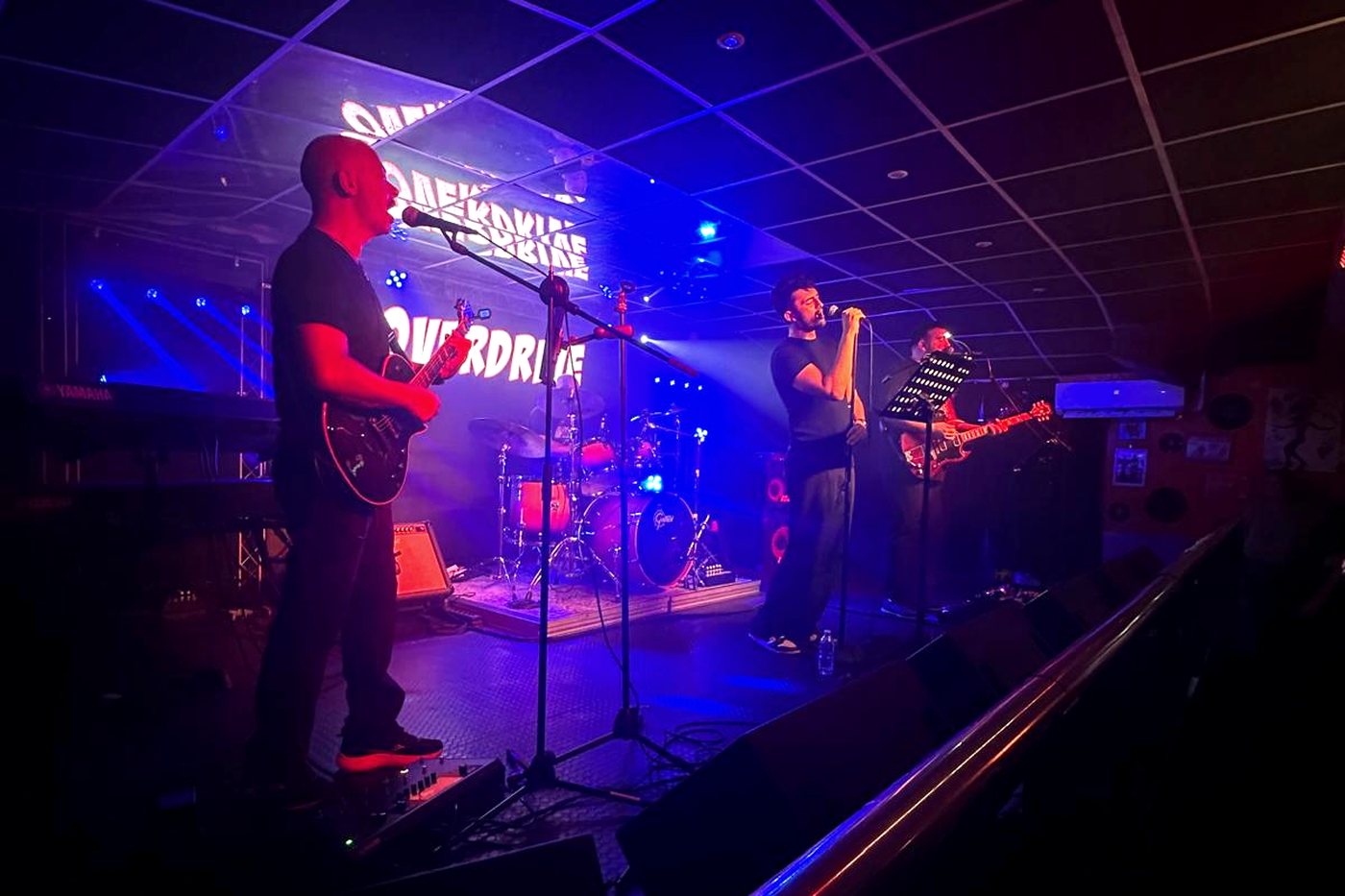 Vue large de la scène d'OverDrive dans un club